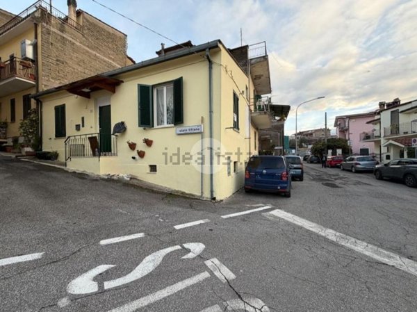 appartamento in vendita a Fara in Sabina in zona Passo Corese