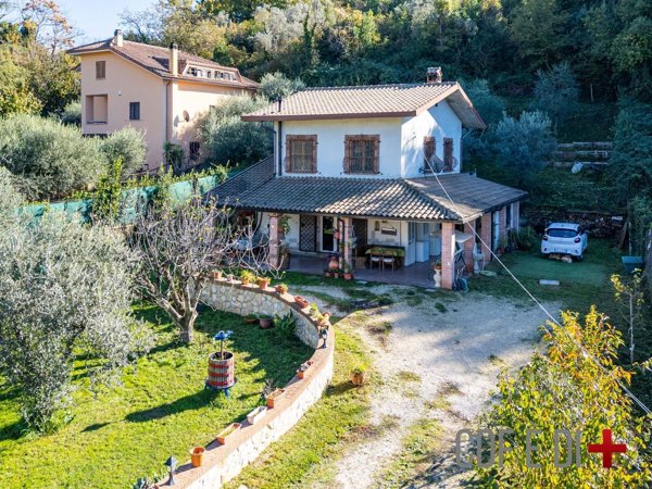 casa indipendente in vendita a Fara in Sabina