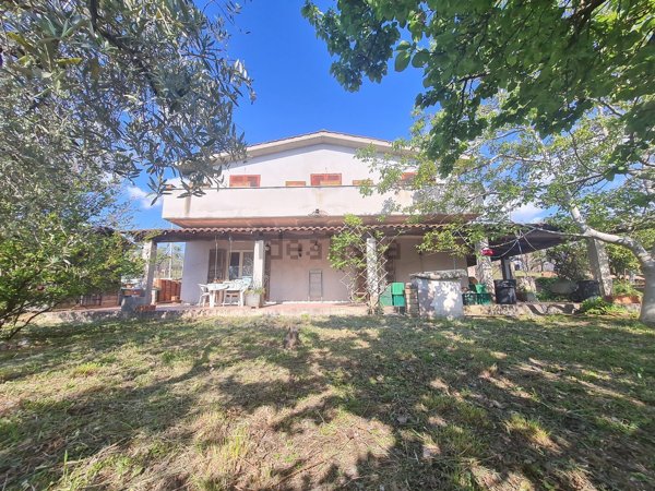 casa indipendente in vendita a Fara in Sabina