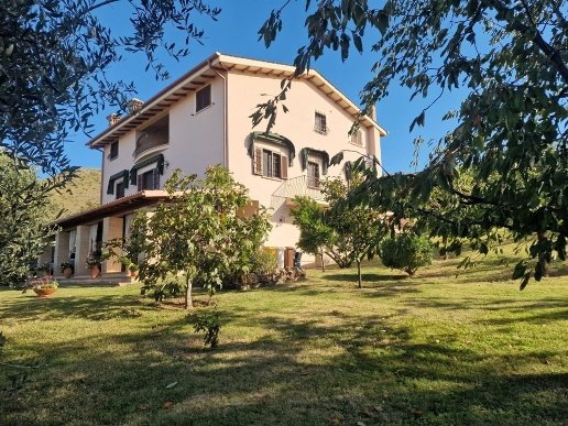 casa indipendente in vendita a Fara in Sabina