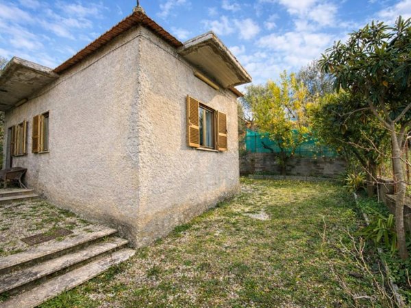 casa indipendente in vendita a Fara in Sabina