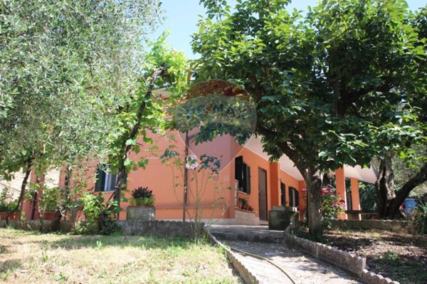 casa indipendente in vendita a Fara in Sabina