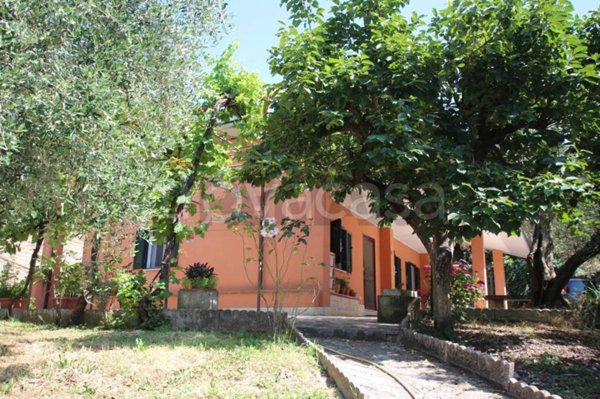 casa indipendente in vendita a Fara in Sabina