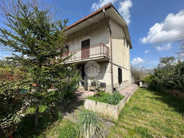 appartamento in vendita a Fara in Sabina in zona Borgo Quinzio