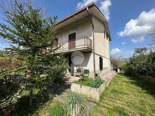 casa indipendente in vendita a Fara in Sabina in zona Borgo Quinzio