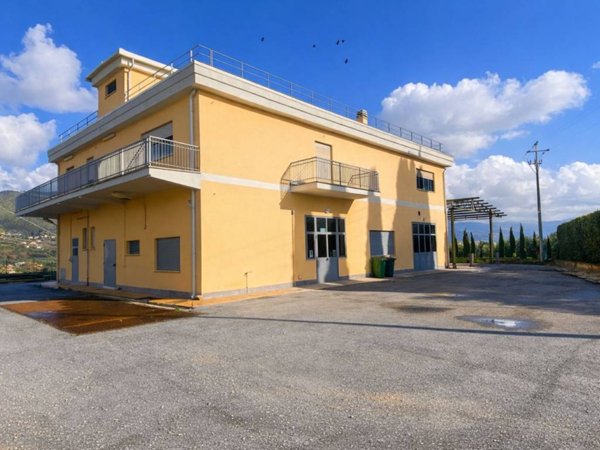 locale commerciale in vendita a Fara in Sabina in zona Coltodino