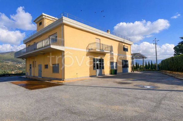 locale commerciale in vendita a Fara in Sabina in zona Coltodino