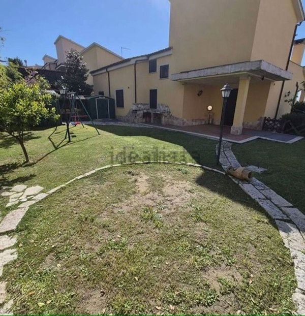 casa indipendente in vendita a Fara in Sabina in zona Borgo Quinzio