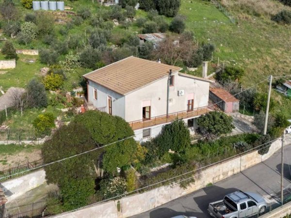 casa indipendente in vendita a Fara in Sabina