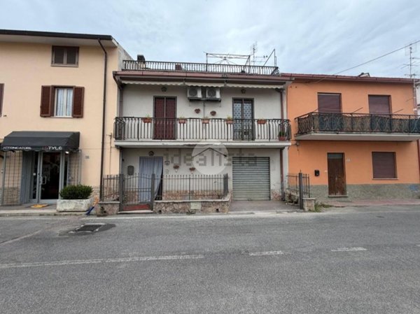 casa indipendente in vendita a Fara in Sabina in zona Borgo Quinzio