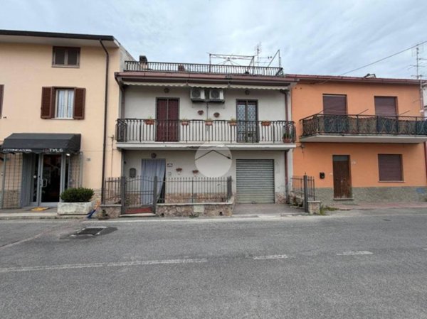 casa indipendente in vendita a Fara in Sabina in zona Borgo Quinzio