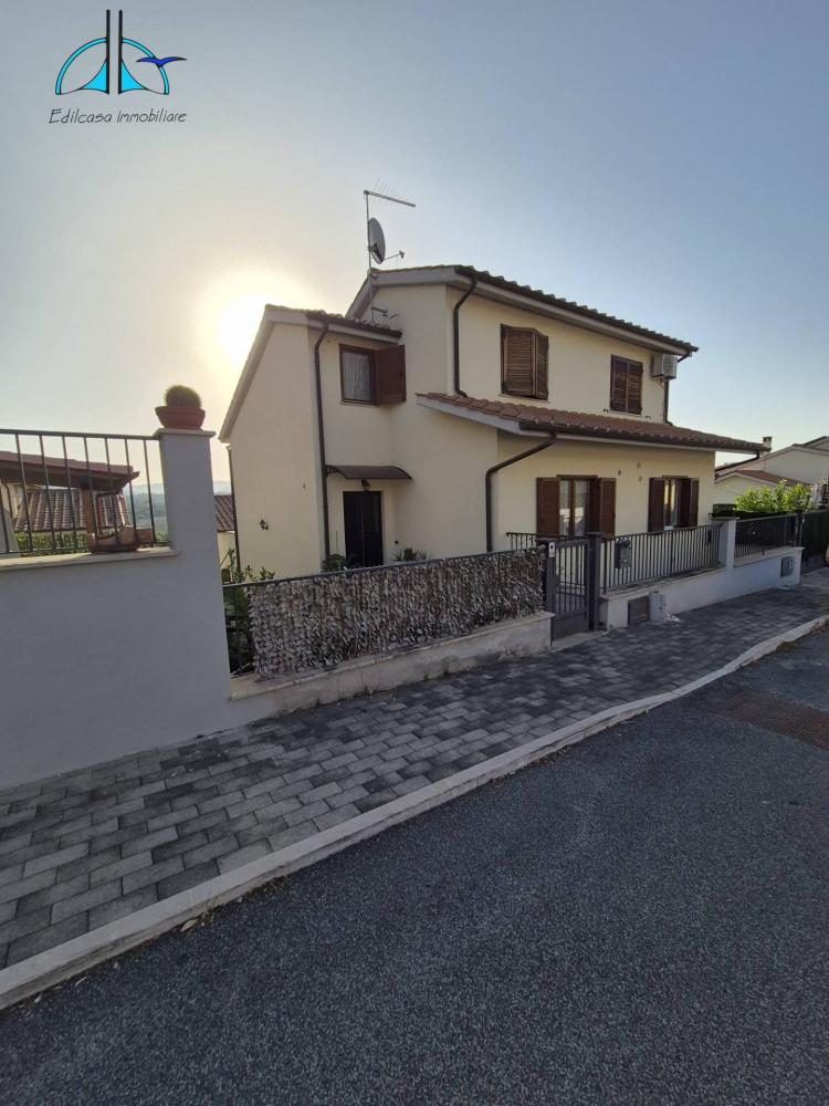 appartamento in vendita a Fara in Sabina in zona Passo Corese