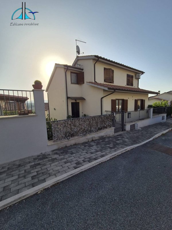 appartamento in vendita a Fara in Sabina in zona Passo Corese