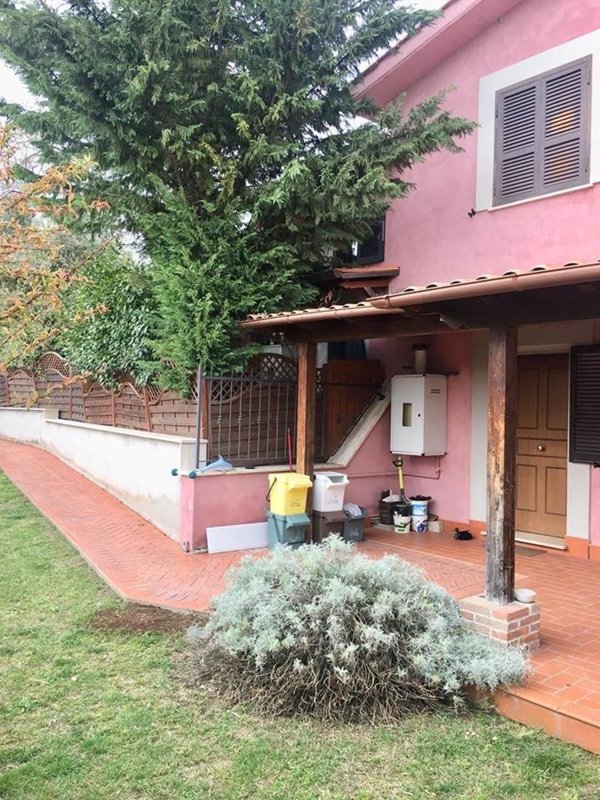 casa indipendente in vendita a Fara in Sabina in zona Borgo Quinzio