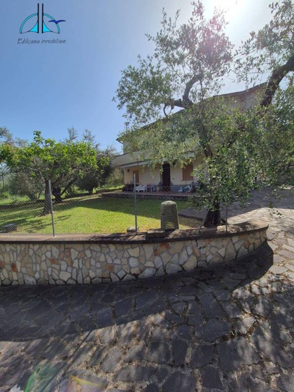 casa indipendente in vendita a Fara in Sabina