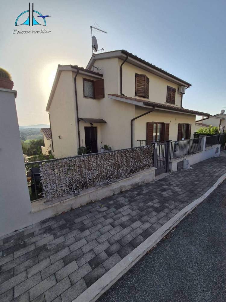 appartamento in vendita a Fara in Sabina in zona Passo Corese