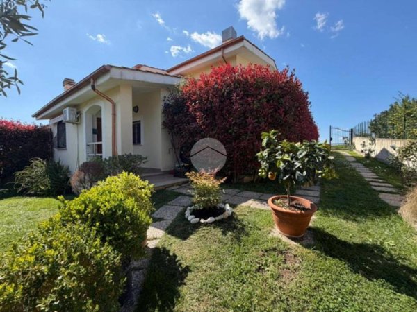 appartamento in vendita a Fara in Sabina in zona Passo Corese