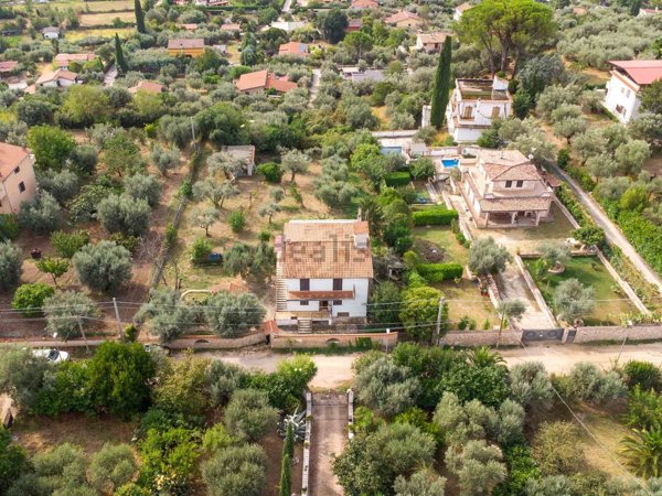 casa indipendente in vendita a Fara in Sabina