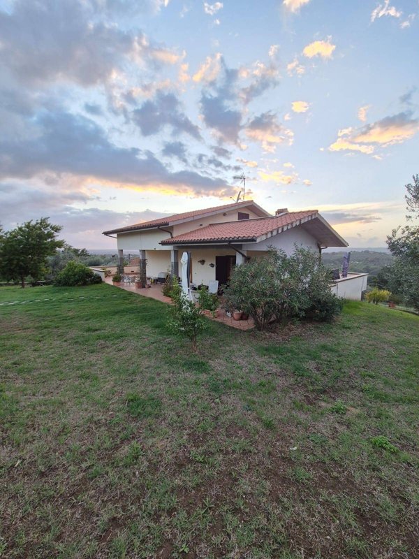 casa indipendente in vendita a Fara in Sabina