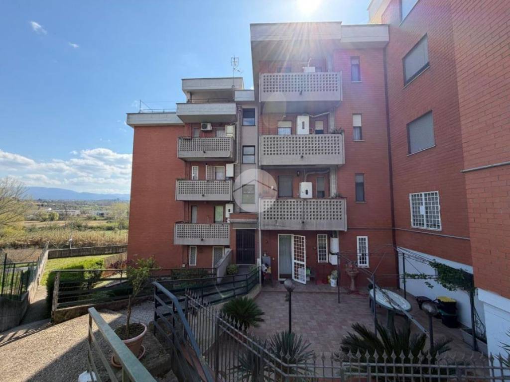 appartamento in vendita a Fara in Sabina in zona Passo Corese