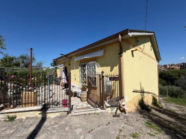casa indipendente in vendita a Fara in Sabina in zona Borgo Quinzio