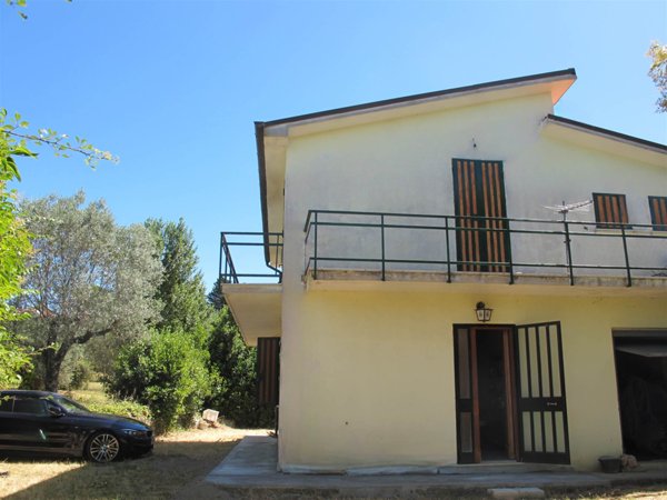 casa indipendente in vendita a Fara in Sabina