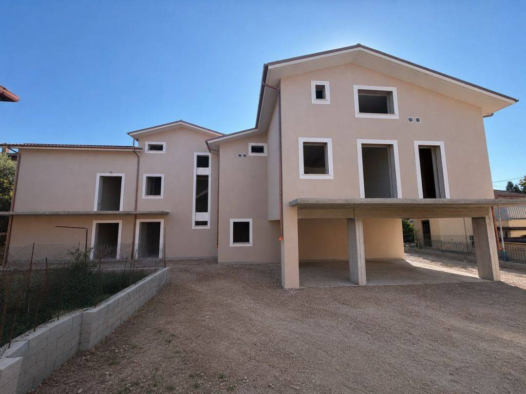 appartamento in vendita a Fara in Sabina in zona Passo Corese