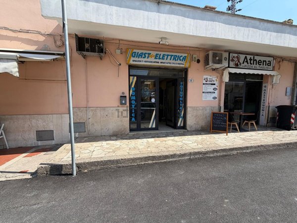 locale commerciale in vendita a Fara in Sabina in zona Passo Corese