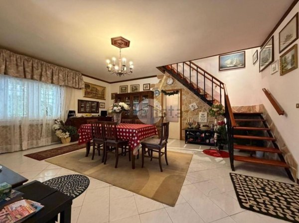 casa indipendente in vendita a Fara in Sabina in zona Borgo Quinzio