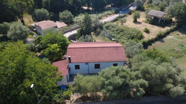 casa indipendente in vendita a Fara in Sabina