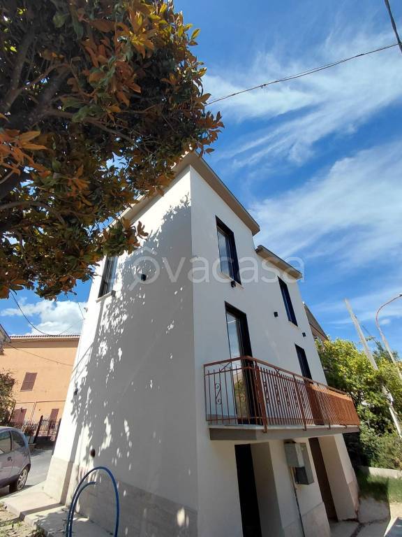 casa indipendente in vendita a Fara in Sabina in zona Borgo Quinzio