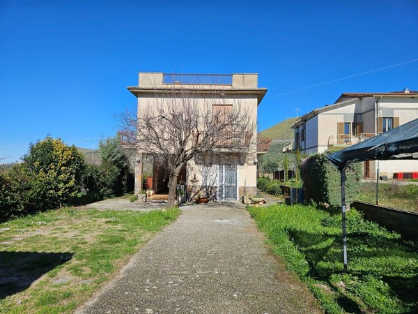casa indipendente in vendita a Fara in Sabina in zona Canneto Sabino
