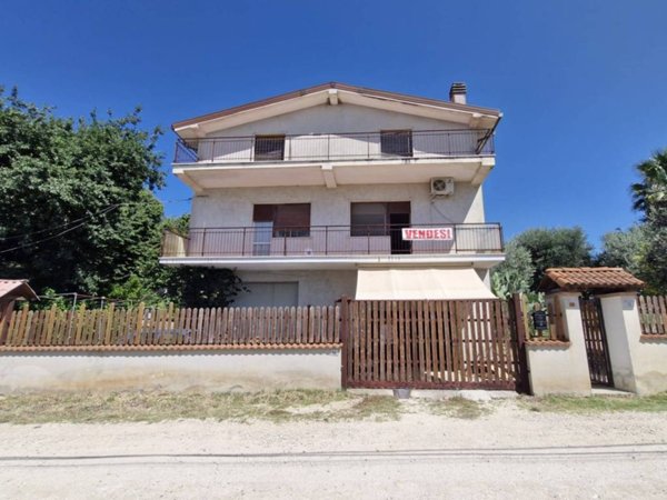 casa indipendente in vendita a Fara in Sabina