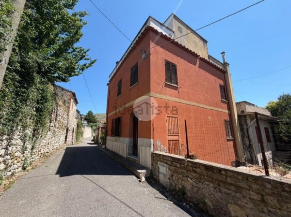 casa semindipendente in vendita a Fara in Sabina in zona Canneto Sabino