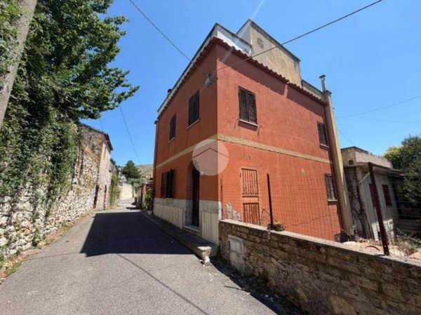 casa indipendente in vendita a Fara in Sabina in zona Canneto Sabino