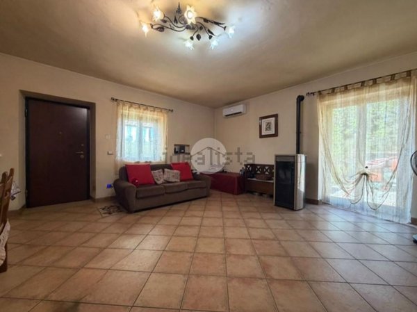 casa indipendente in vendita a Fara in Sabina