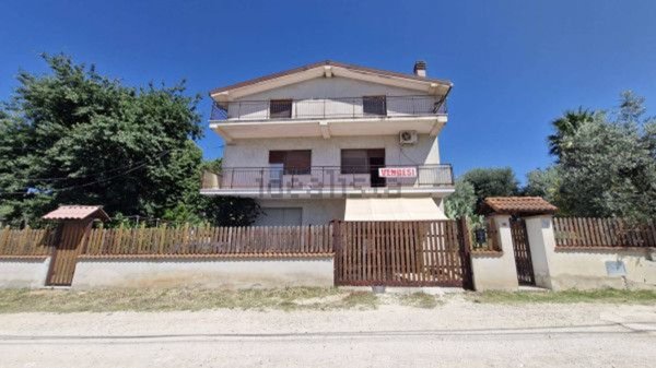 casa indipendente in vendita a Fara in Sabina