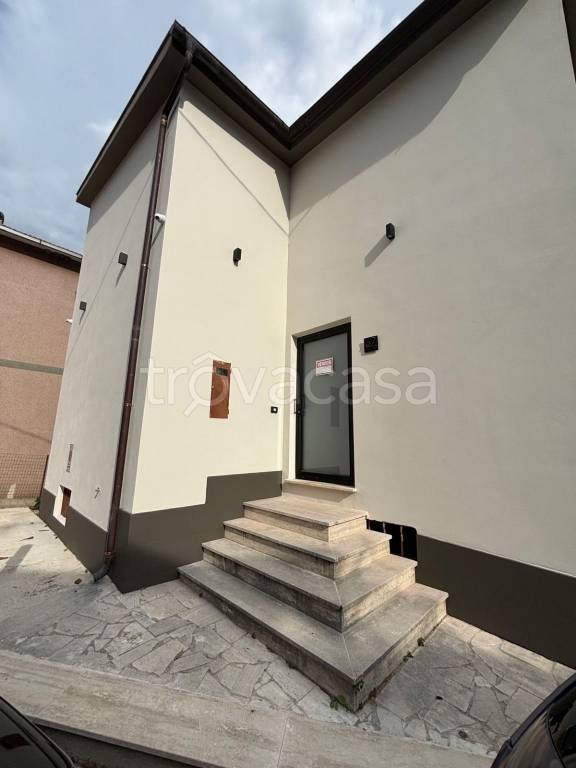 casa indipendente in vendita a Fara in Sabina in zona Borgo Quinzio