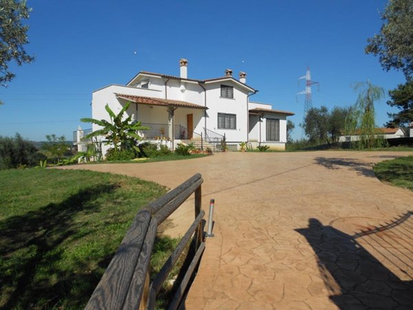 casa indipendente in vendita a Fara in Sabina