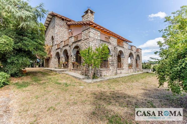 casa indipendente in vendita a Fara in Sabina