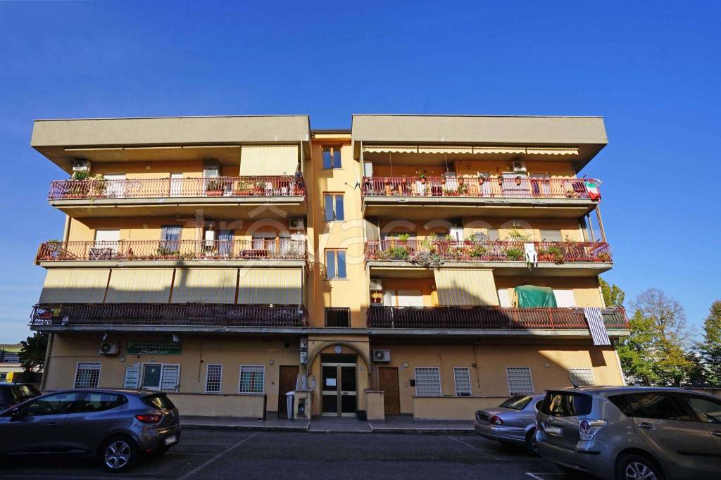 appartamento in vendita a Fara in Sabina in zona Passo Corese
