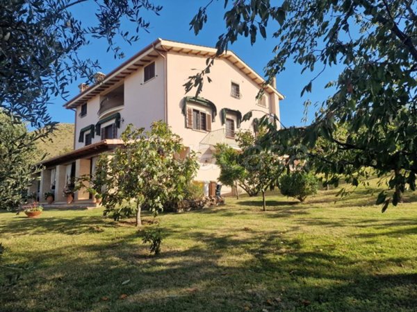 casa indipendente in vendita a Fara in Sabina in zona Canneto Sabino