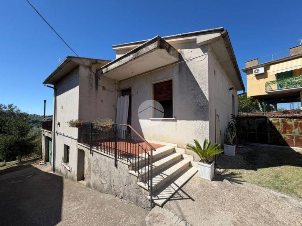 casa indipendente in vendita a Fara in Sabina in zona Talocci
