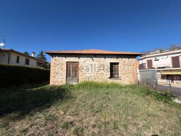 casale in vendita a Fara in Sabina in zona Borgo Quinzio