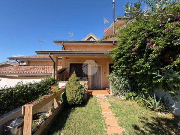 casa indipendente in vendita a Fara in Sabina in zona Talocci