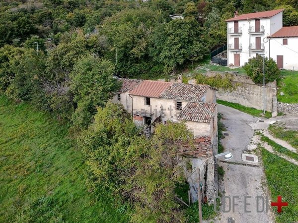 quadrivano in vendita a Fiamignano in zona Aringo