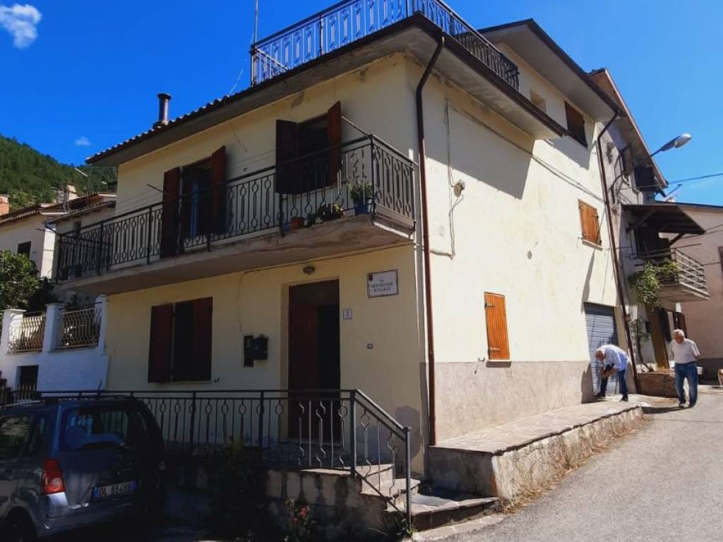 casa indipendente in vendita a Fiamignano