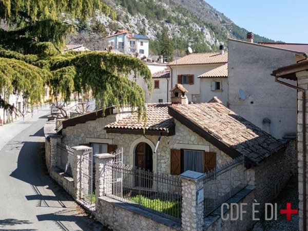 casa indipendente in vendita a Fiamignano