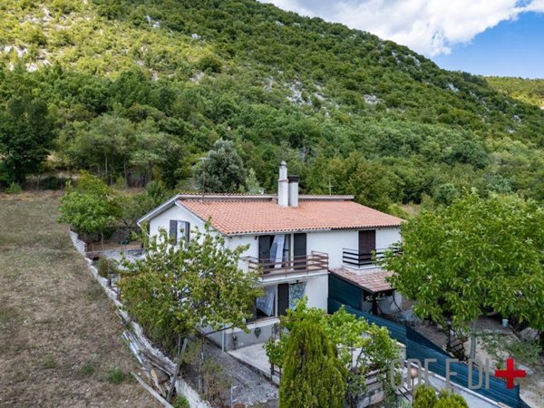 casa indipendente in vendita a Fiamignano in zona Aringo