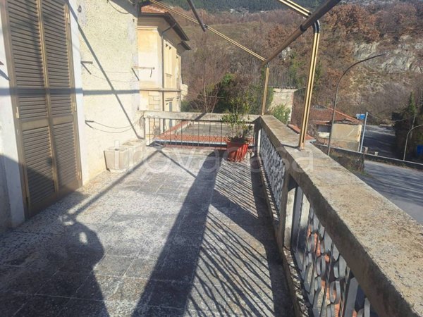 casa indipendente in vendita a Fiamignano